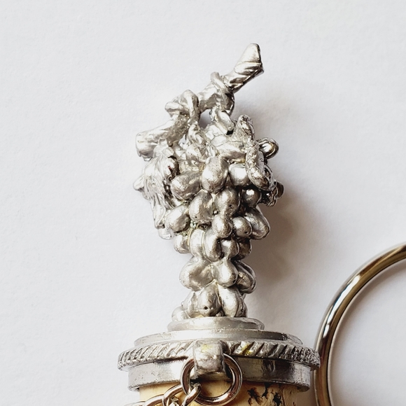 Solid pewter & Cork Bottle Stopper - Bunch of Grapes - Picture 3 of 3